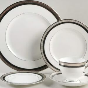 NIB 5‎ piece Waterford China Colleen place setting - 4 available